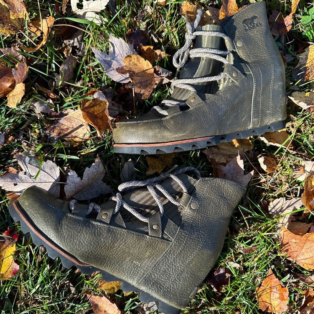 Sorel Sandy Wedge boots in Nori size 7.5